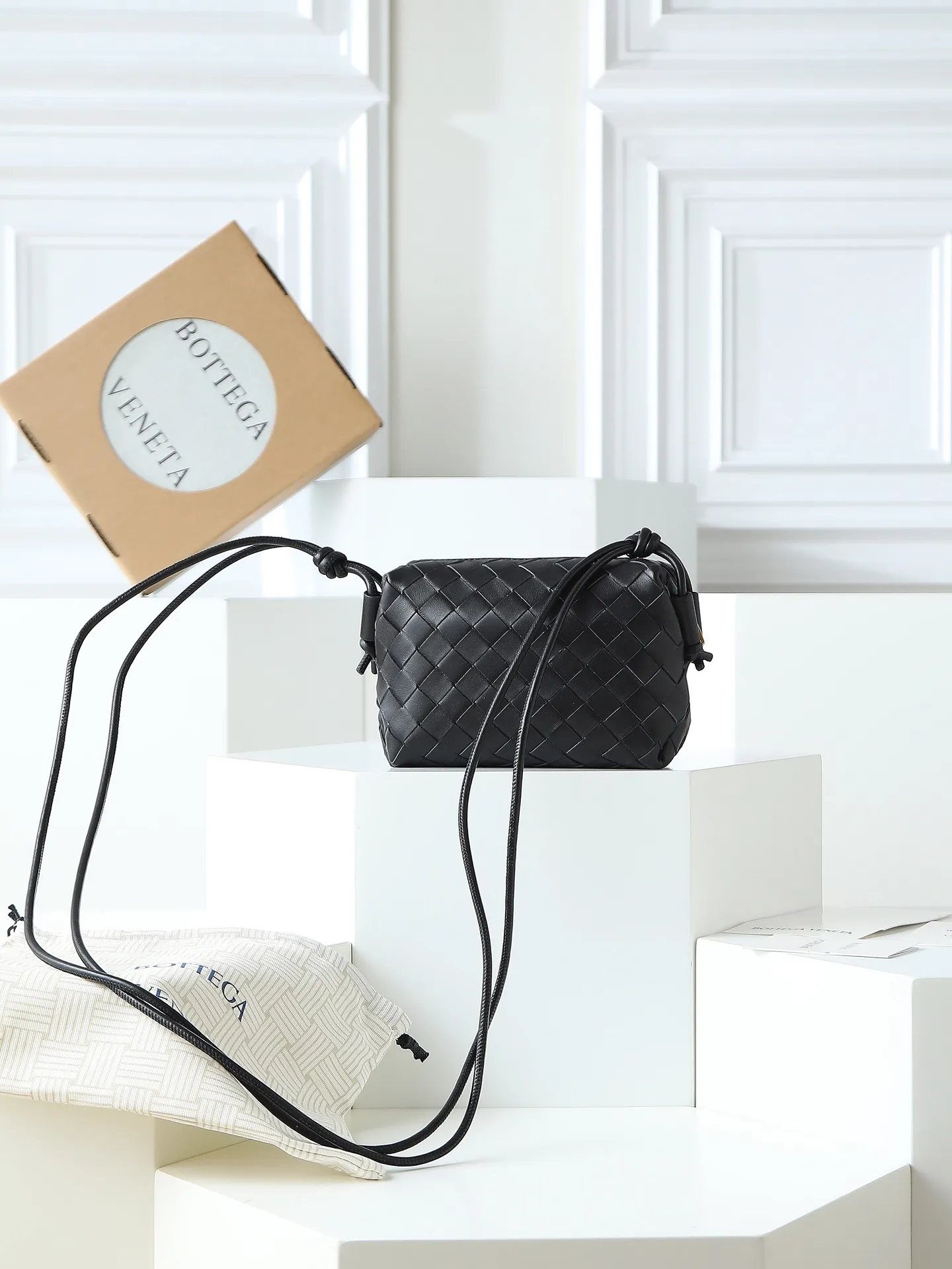 Batch 1300. 𝗕𝗼𝘁𝘁𝗲𝗴𝗮 𝗩𝗲𝗻𝗲𝘁𝗮———— The latest version of the loop camera bag💥 at the BV King of Cost-Effectiveness counter, large woven texture➕As always, ultra-high-quality lambskin, with zippers and adjustable drawstrings, it is especially suitable for the belly💫It can fit anything, and it is very light in weight. It is suitable for girls of all ages. Size: 17*10*6 Style number: 680254